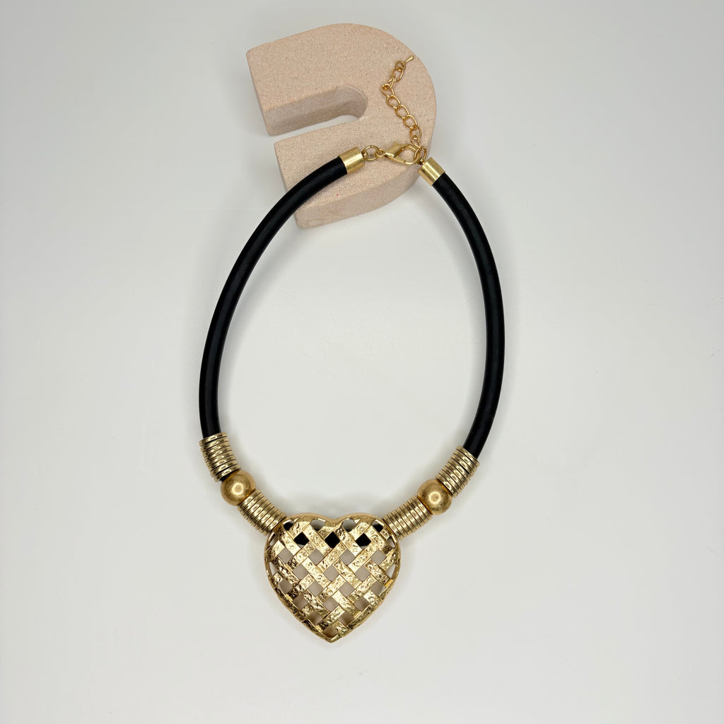 Short black necklace, with gold heart multi-ring pendant
