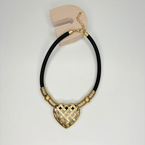 Short black necklace, with gold heart multi-ring pendant