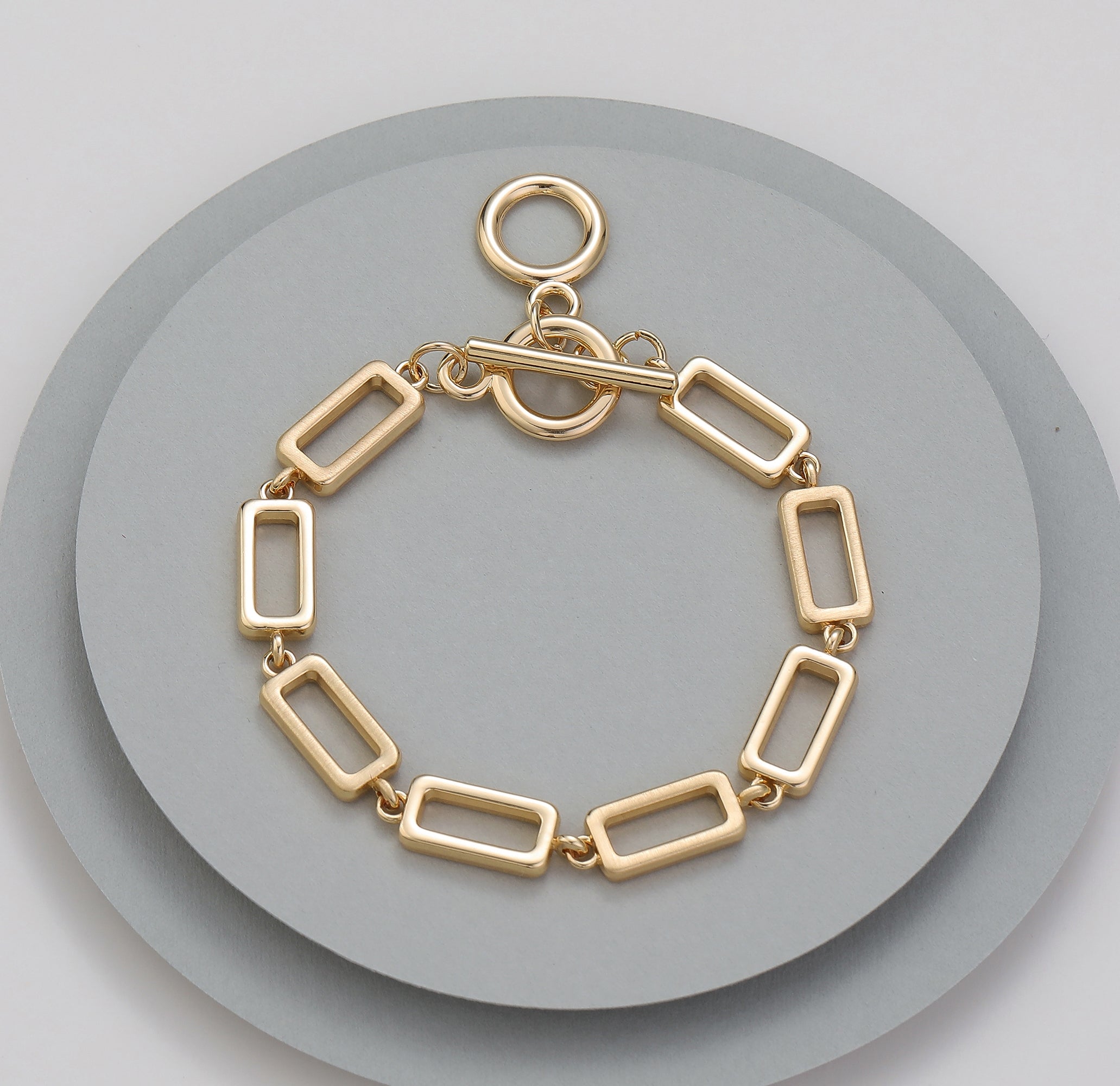 T-bar fastening gold bracelet with rectangular links