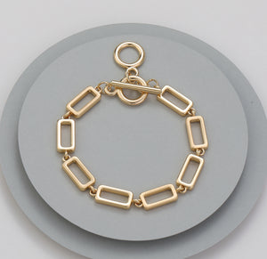 T-bar fastening gold bracelet with rectangular links