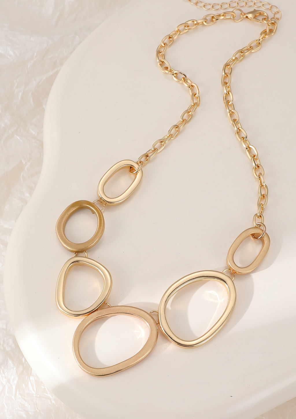 Short gold necklace, with open oval stations