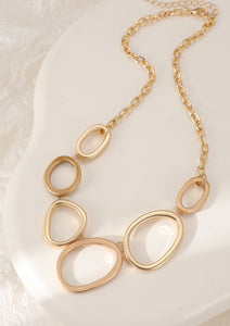 Short gold necklace, with open oval stations