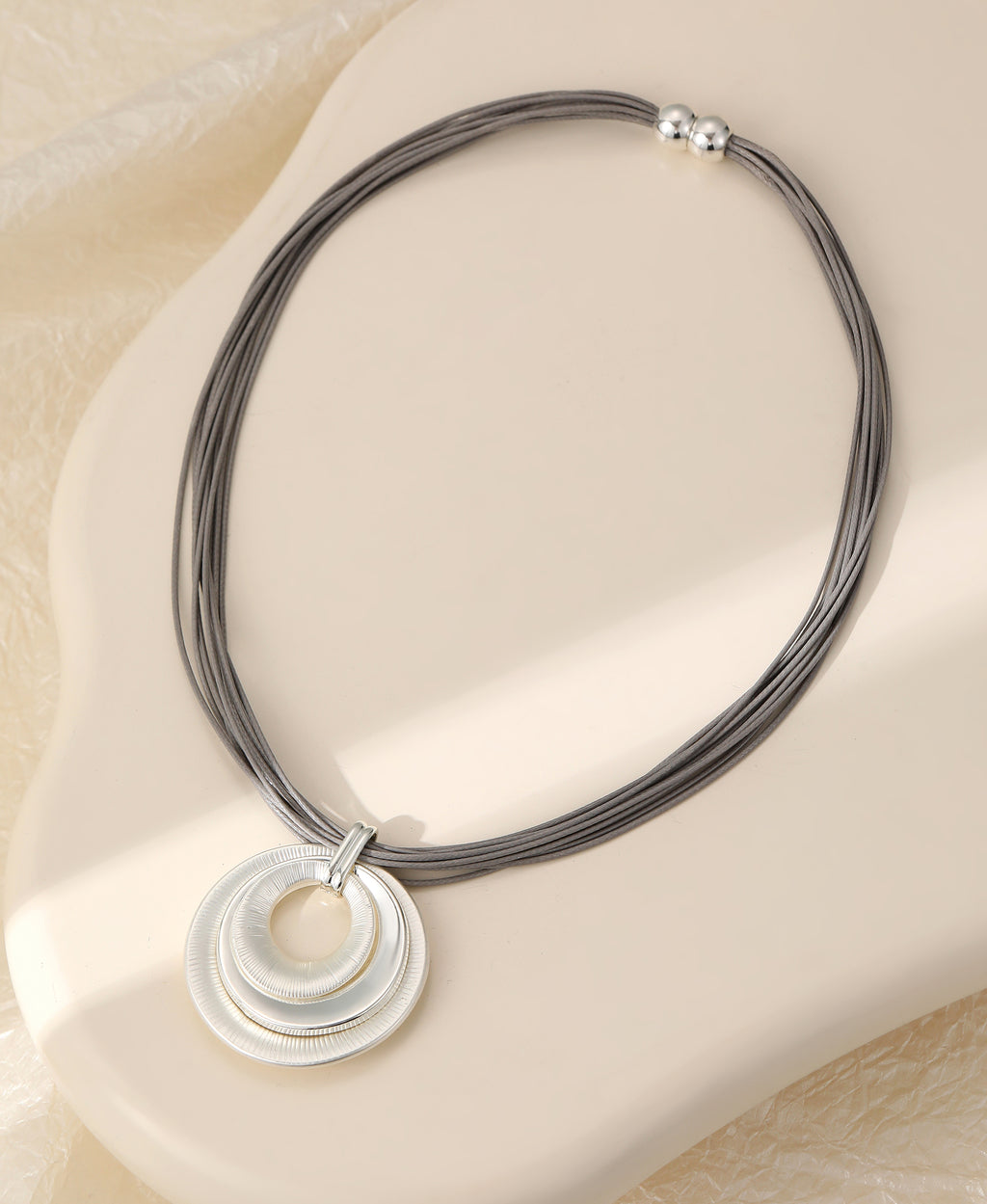 Short silver magnetic necklace, with matte circular pendant