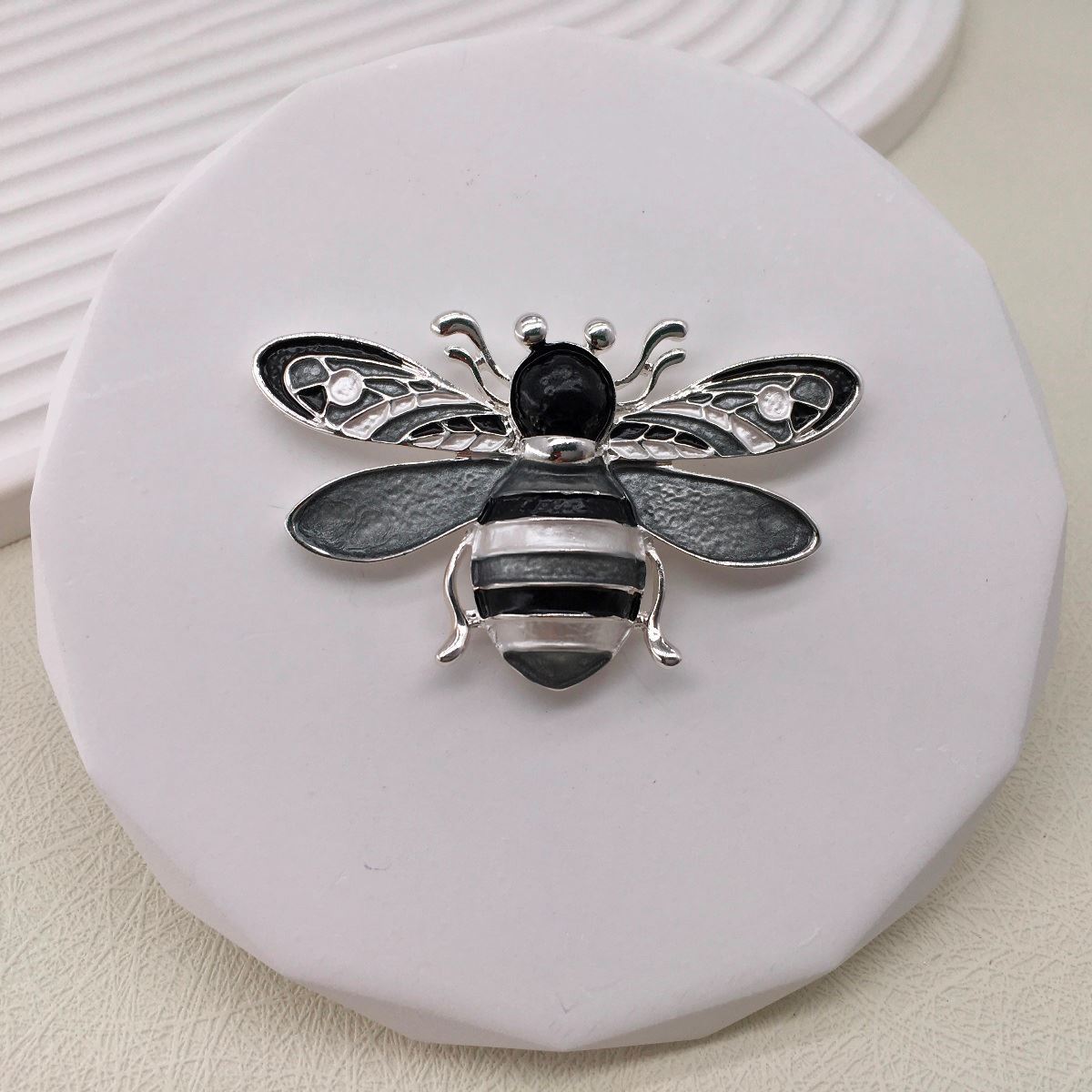 Bumble bee design magnetic brooch and scarf clip