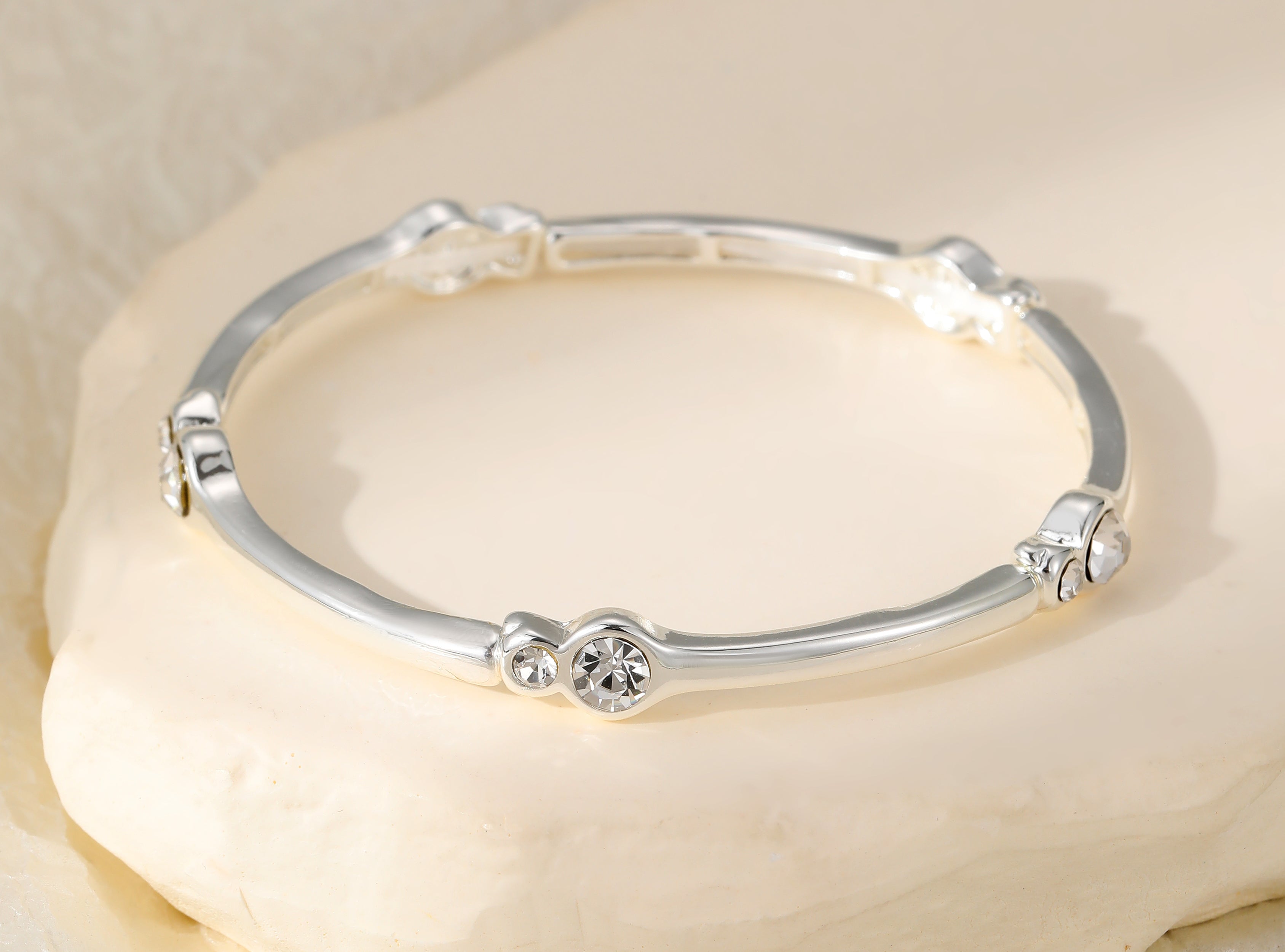Elasticated bracelet in silver with crystal detail