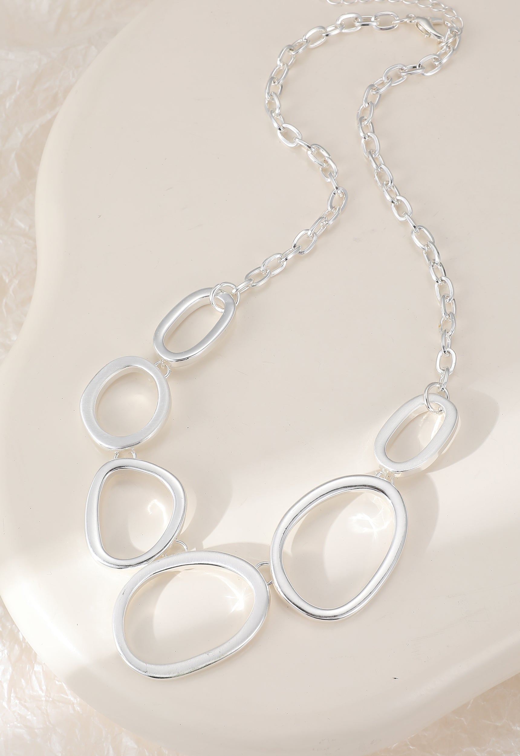 Short silver necklace, with open oval stations