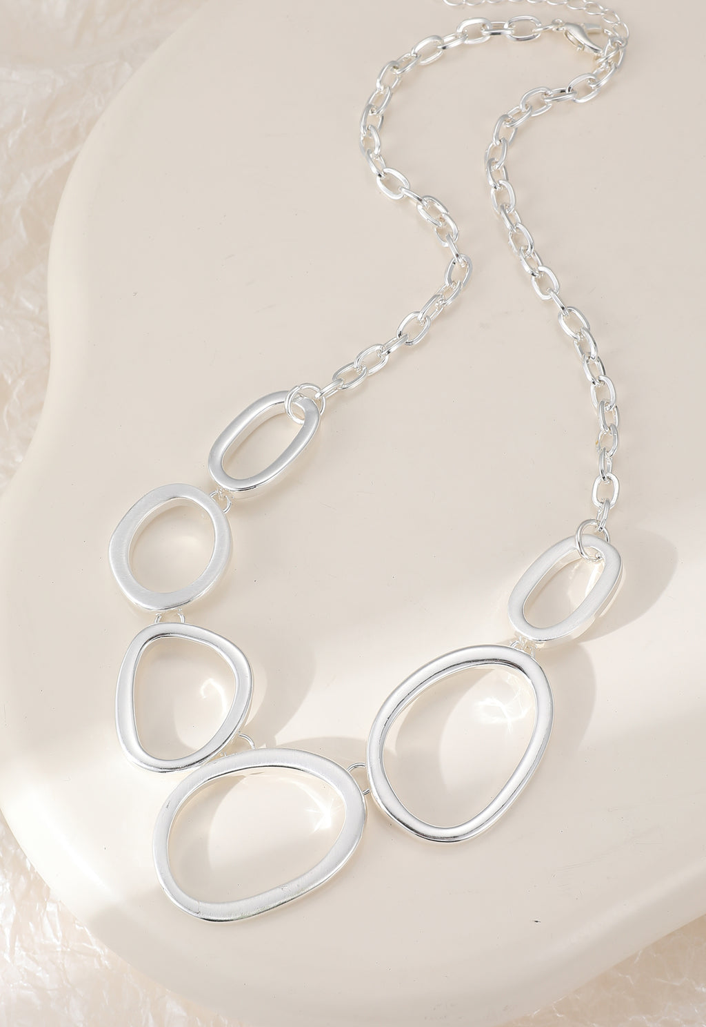 Short silver necklace, with open oval stations