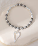 Elasticated bracelet in matte silver with heart pendant