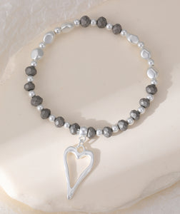 Elasticated bracelet in matte silver with heart pendant
