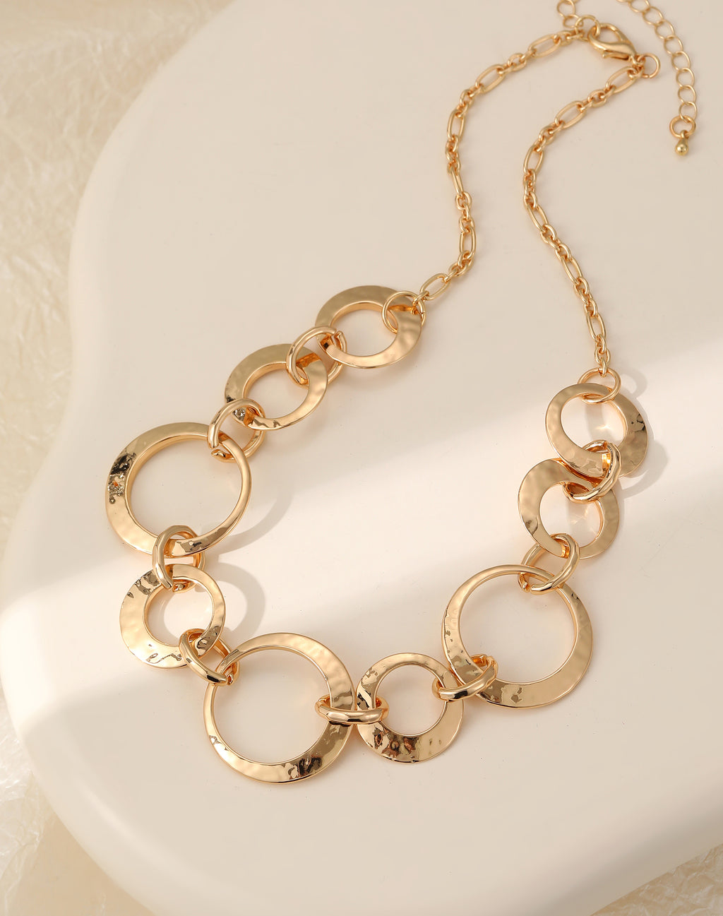 Short necklace, with gold battered metal circular links