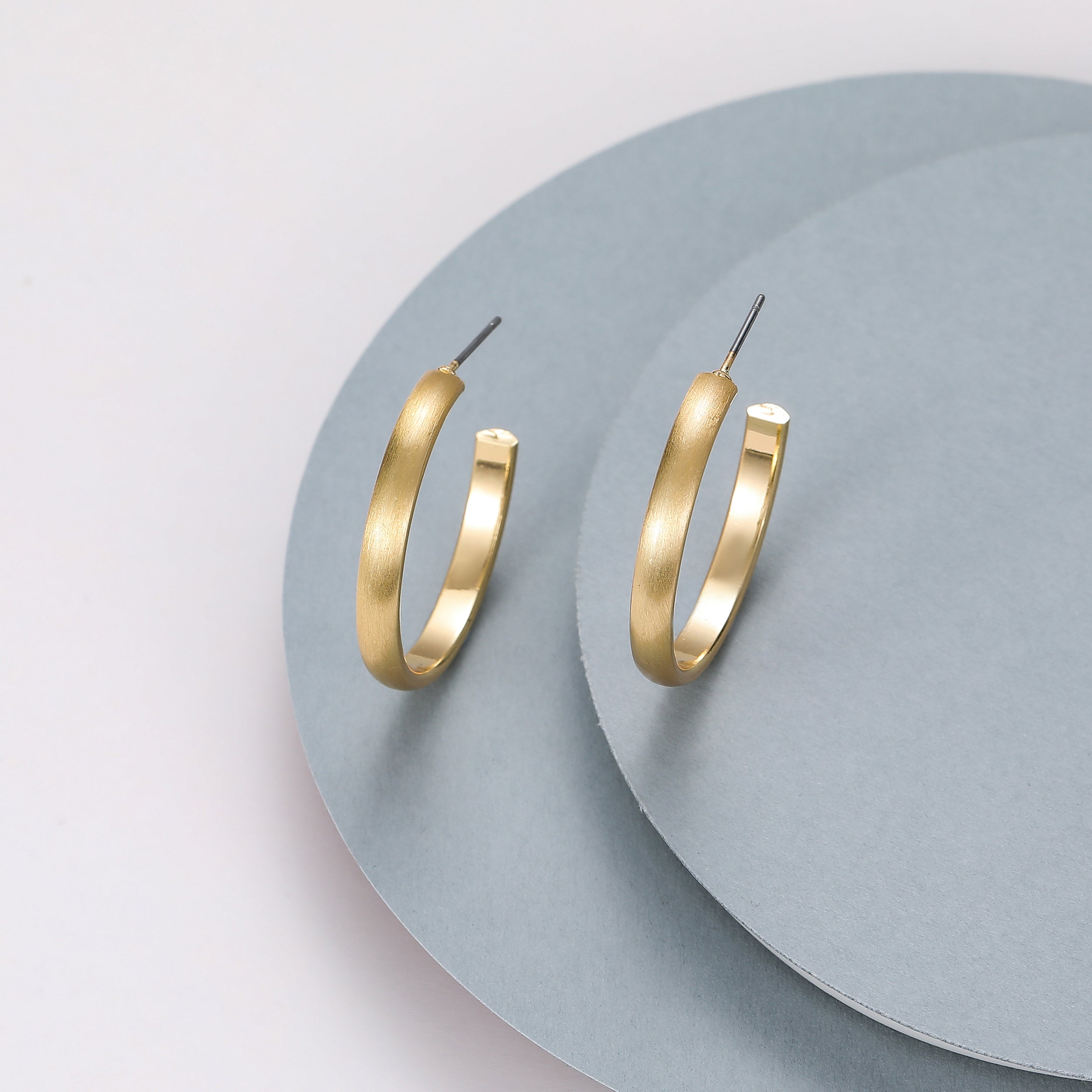 Matte gold hoops (2.5cm)
